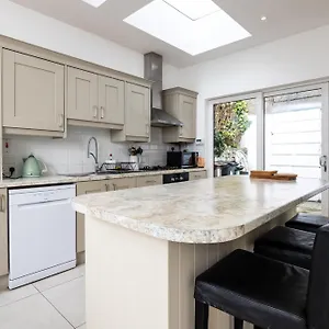Large 3 Bed Family - 5 Min From Train Station , Dublin Ireland